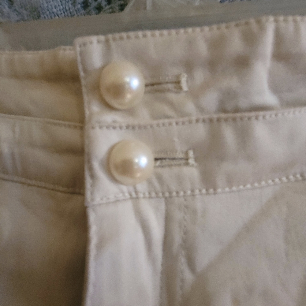 Elevate Your Resort Style with Size 14 Off White Capris - Embellished & Unworn - Picture 3 of 6